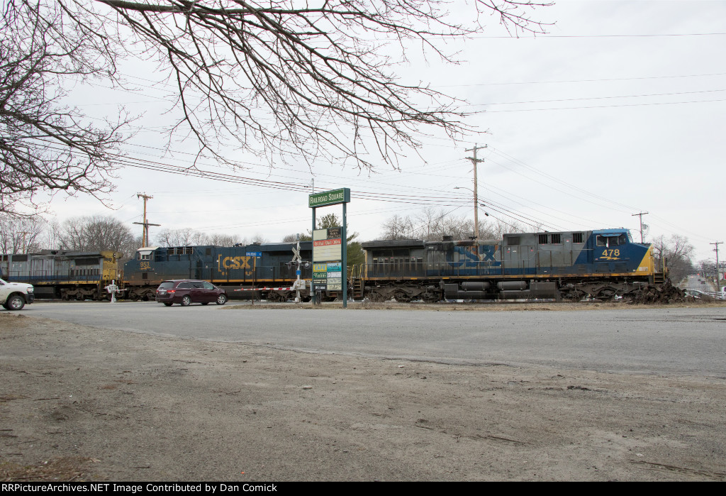 CSXT 478 Leads M426-09 at Railroad Square in Waterville